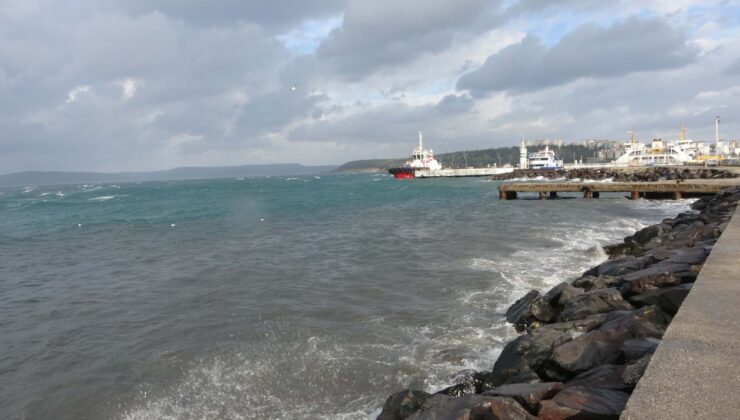 Çanakkale Boğazı fırtına nedeniyle çift yönlü trafiğe kapatıldı