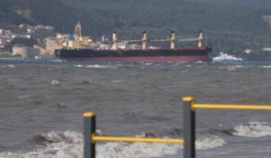 Çanakkale Boğazı kuvvetli fırtına nedeniyle transit gemi geçişlerine kapatıldı