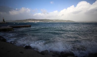 Çanakkale Boğazı’nda fırtına nedeniyle gemi geçişleri durduruldu