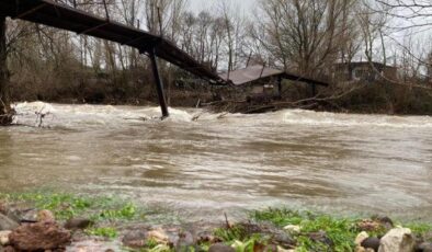 Çanakkale’de çay ve dere taştı, yolları su bastı!