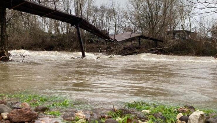 Çanakkale’de çay ve dere taştı, yolları su bastı!