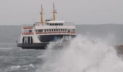 Çanakkale'yi fırtına vurdu: Gemi trafiği durdu!