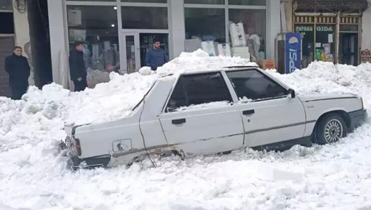 Çatıdan düşen kar otomobili ezdi