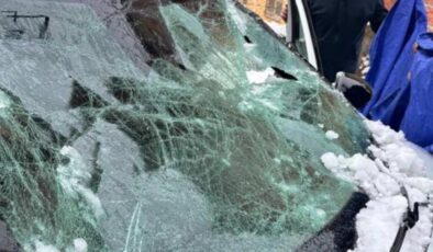 Çatıdan düşen kar otomobili hurdaya çevirdi