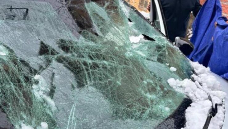 Çatıdan düşen kar otomobili hurdaya çevirdi