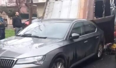 Çöp konteyneri otomobilin üzerine düştü