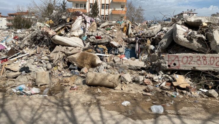 Depremde yıkılan Akabe Sitesi soruşturmasında Adıyaman Valisi Varol, eski Başkan Yardımcısı Bulut için soruşturma izni vermedi