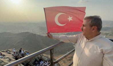 Destici, bayrak yakan bölücülere Nur Dağı’ndan Türk bayrağı sallayarak cevap verdi