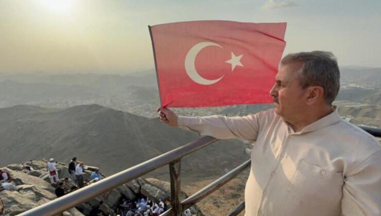 Destici, bayrak yakan bölücülere Nur Dağı’ndan Türk bayrağı sallayarak cevap verdi