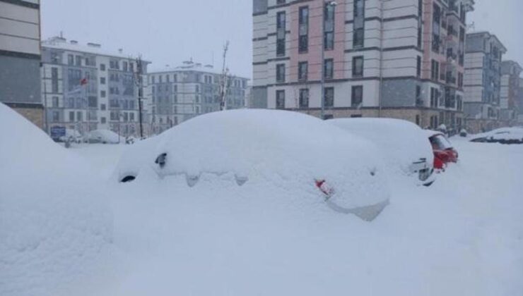 Diyarbakır’da kar yağışı! Sebze halinde bazı çatılar çöktü