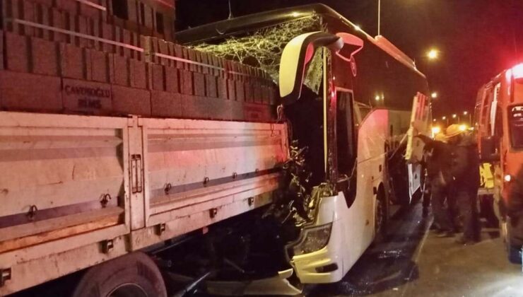 Düzce’de yolcu otobüsü TIR'a çarptı: 1 ölü, 3 yaralı