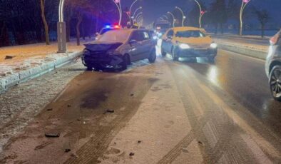 Edirne’de kar yağışında zincirleme kaza: 9 araç birbirine girdi