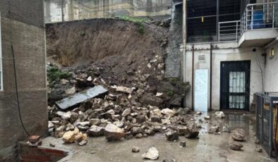Edirne’de sağanak sonrası istinat duvarı çöktü: Balkonlar zarar gördü