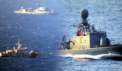 Ege Denizi’nde Türk ve Yunan savaş gemileri karşı karşıya geldi
