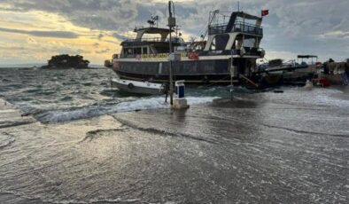 Erdek’te lodos: Dalgalar, denizle karayı birleştirdi