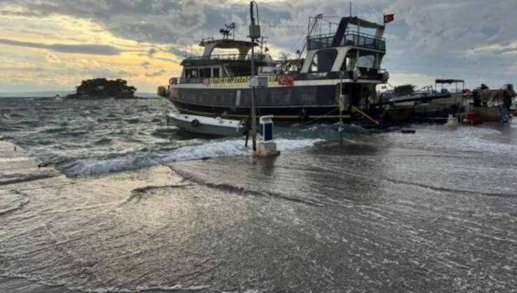 Erdek’te lodos: Dalgalar, denizle karayı birleştirdi