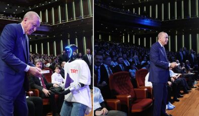 Erdoğan'a yeni kanalın açılış kumandasını bir robot verdi