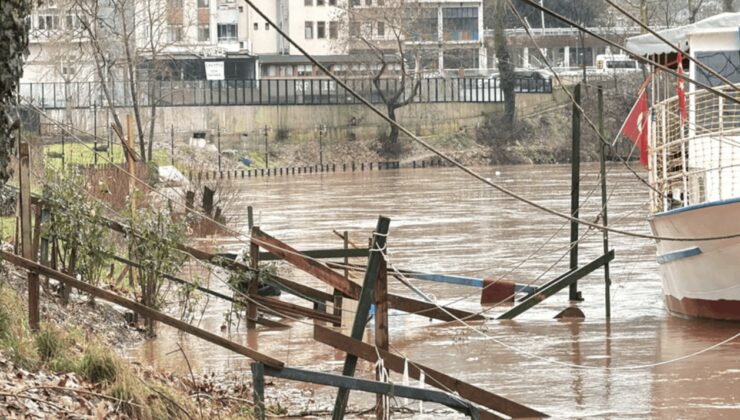 Eriyen kar ile sağanak birleşti; Bartın Irmağı taştı