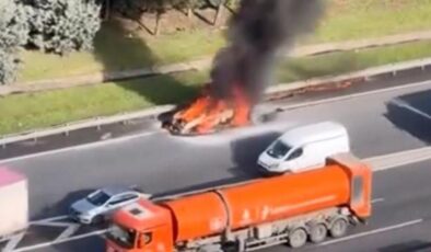 Esenyurt’ta yanan otomobil hurdaya döndü