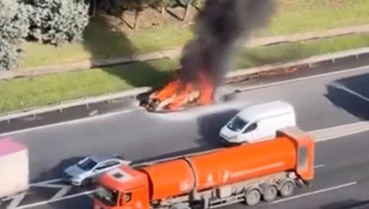 Esenyurt’ta yanan otomobil hurdaya döndü