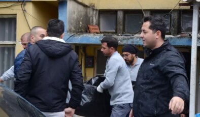 Eşini ve kızını, boğazlarını bıçakla keserek öldürdü