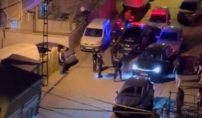 Firari hükümlü, husumetlisini evinin önünde silahla öldürdü