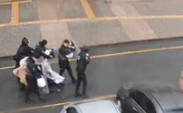 Fırtınada yürüyemeyen anne ve bebeğinin imdadına polis kalkanı yetişti