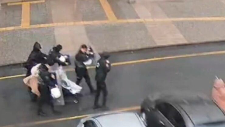 Fırtınada yürüyemeyen anne ve bebeğinin imdadına polis kalkanı yetişti