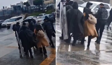 Fırtınada yürüyemeyen bebekli annenin imdadına Çevik Kuvvet yetişti