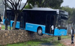 Freni boşalan otobüs, duvarda asılı kaldı