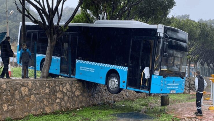Freni boşalan otobüs, duvarda asılı kaldı
