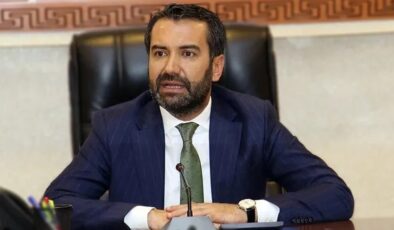 Gazetecileri tehdit eden AKP'li başkandan afişli kutlama