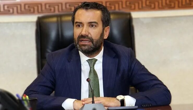 Gazetecileri tehdit eden AKP'li başkandan afişli kutlama