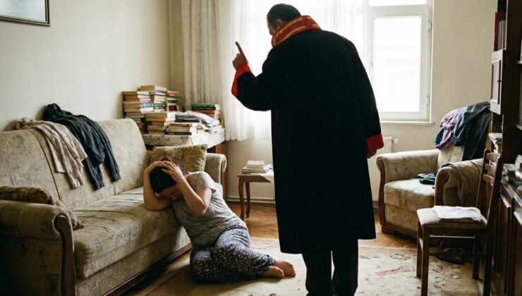 Hakim, öğretmen karısını dövdü: Komşular elinden zor kurtardı