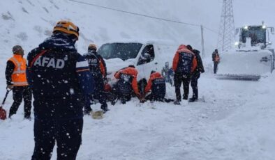 Hakkari’de çığ altında kalanlar kurtarıldı