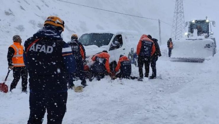 Hakkari’de çığ altında kalanlar kurtarıldı