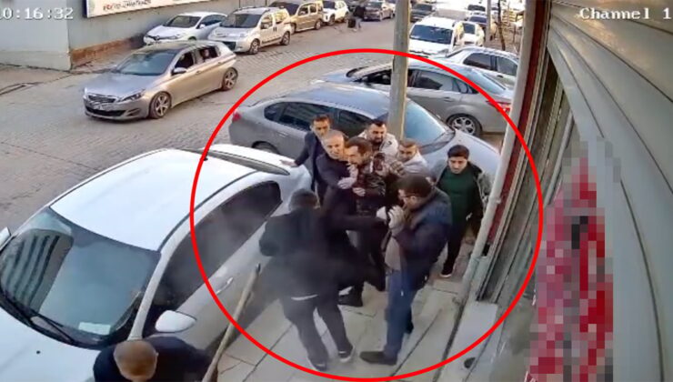 Hastane önündeki kavgada ortalık savaş alanına döndü! O anlar kamerada