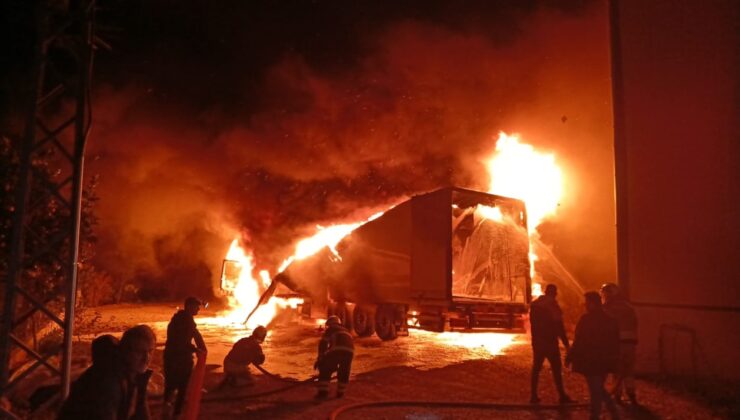 Hatay'da park halindeki TIR küle döndü