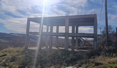 Hibe müteahhide, çile depremzedeye: 3 yıldır çadırda yaşama mücadelesi