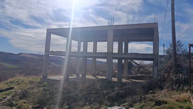 Hibe müteahhide, çile depremzedeye: 3 yıldır çadırda yaşama mücadelesi