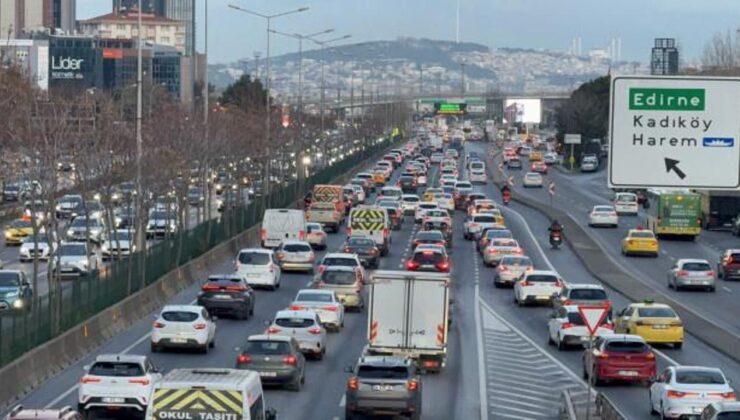 İstanbul trafiğini buz tuttu! Sabah saatlerinde yoğunluk arttı