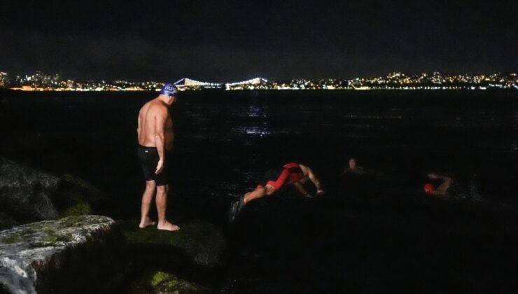 İstanbul'da bir grup yeni yıla denizde yüzerek girdi