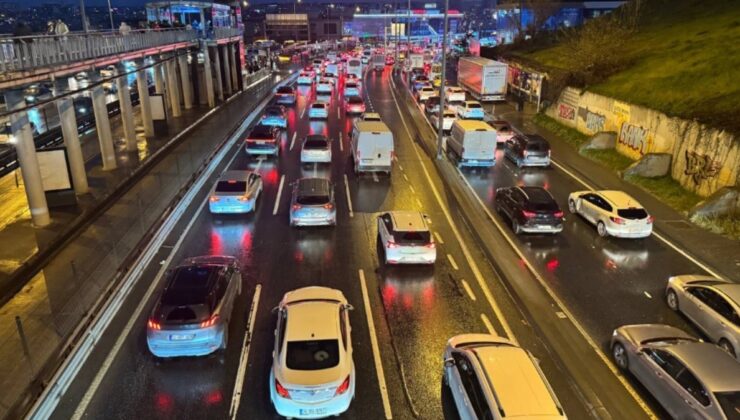 İstanbul'da cuma trafiği: Yoğunluk yüzde 87'ye çıktı