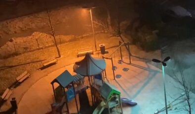 İstanbul'da kar yağışı başladı, sokaklar beyaza büründü