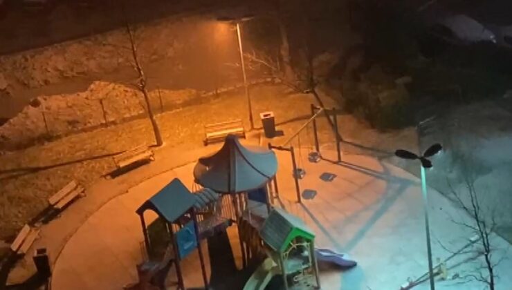 İstanbul'da kar yağışı başladı, sokaklar beyaza büründü