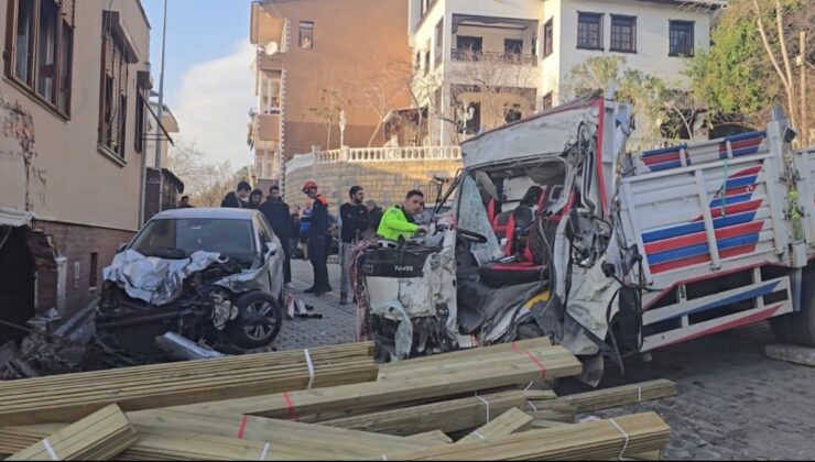 İstanbul'da kontrolden çıkan kamyon ortalığı savaş alanına çevirdi: 1'i turist 2 ölü
