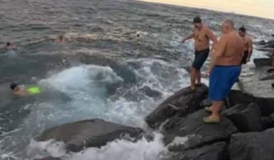 İstanbul'da lodosa rağmen denize atladılar! İzleyenlerin yürekleri ağzına geldi