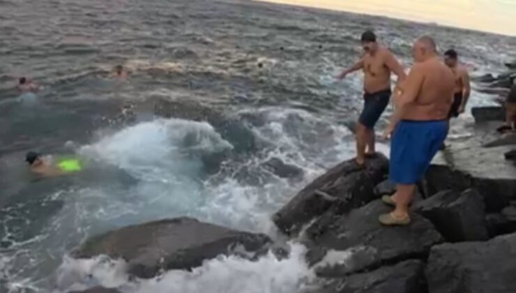 İstanbul'da lodosa rağmen denize atladılar! İzleyenlerin yürekleri ağzına geldi