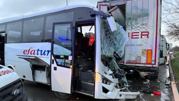İstanbul'da midibüs, TIR'a çarptı: 3'ü ağır 13 yaralı