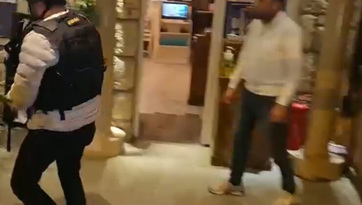 İstanbul'da restorana operasyon: Valizde milyonlarca liralık silahlar bulundu!